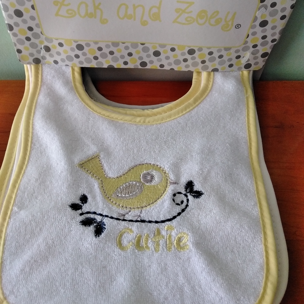 Yeller and white bibs.